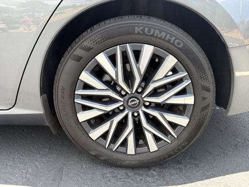 Used 2025 Nissan Altima 2.5 SV FWD image 11