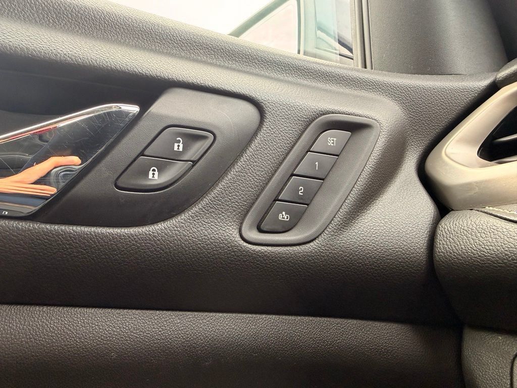 Used 2021 GMC Acadia Denali w/ Denali Technology Package FWD image 26