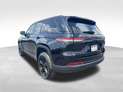 Used 2023 Jeep Grand Cherokee Altitude AWD/4WD image 5