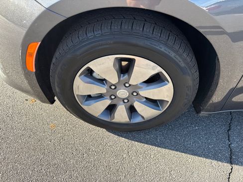 Used 2018 Chrysler Pacifica Touring-L image 11