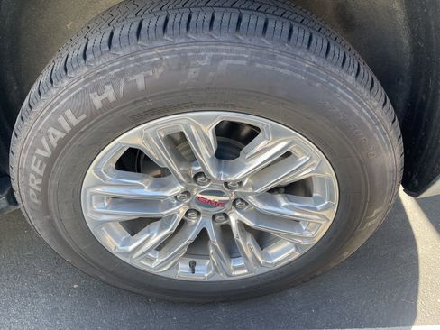 Used 2024 GMC Yukon SLT image 3