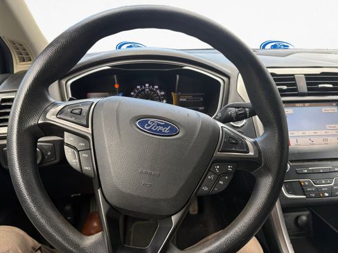 Used 2017 Ford Fusion SE w/ Fusion SE Technology Package FWD image 9