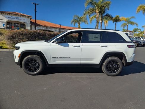 New 2025 Jeep Grand Cherokee Altitude image 8