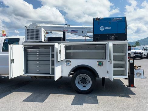 Used 2016 Ford F550 4x4 Crew Cab Super Duty w/ Power Equipment Group image 32