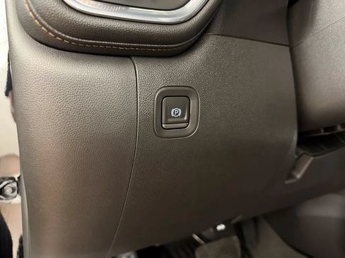 Used 2021 GMC Sierra 1500 AT4 w/ AT4 Preferred Package AWD/4WD image 23