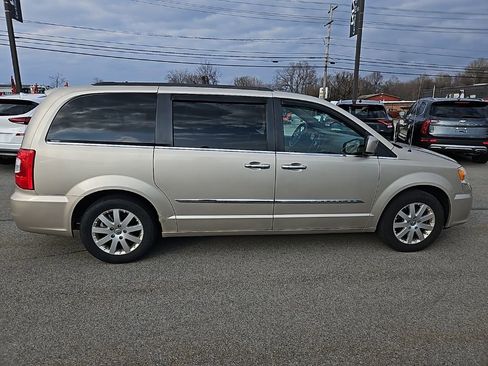 Used 2014 Chrysler Town & Country Touring w/ Driver Convenience Group image 8