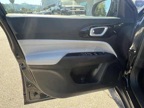 Used 2025 Jeep Compass Limited image 21