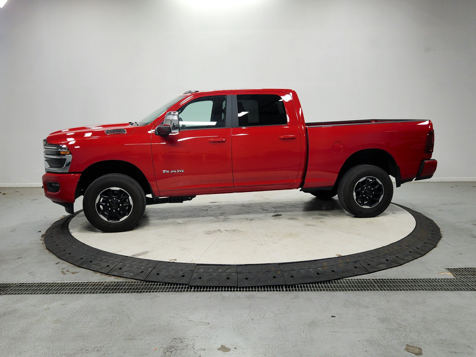 Used 2026 RAM 2500 Laramie AWD/4WD image 5