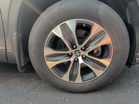 Used 2023 Toyota Highlander XLE AWD/4WD image 5