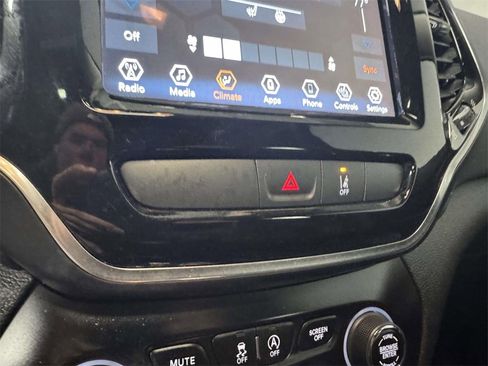 Used 2022 Jeep Cherokee Limited image 30