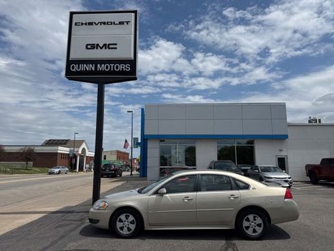 Used 2009 Chevrolet Impala LT w/ Luxury Edition Package FWD image 2