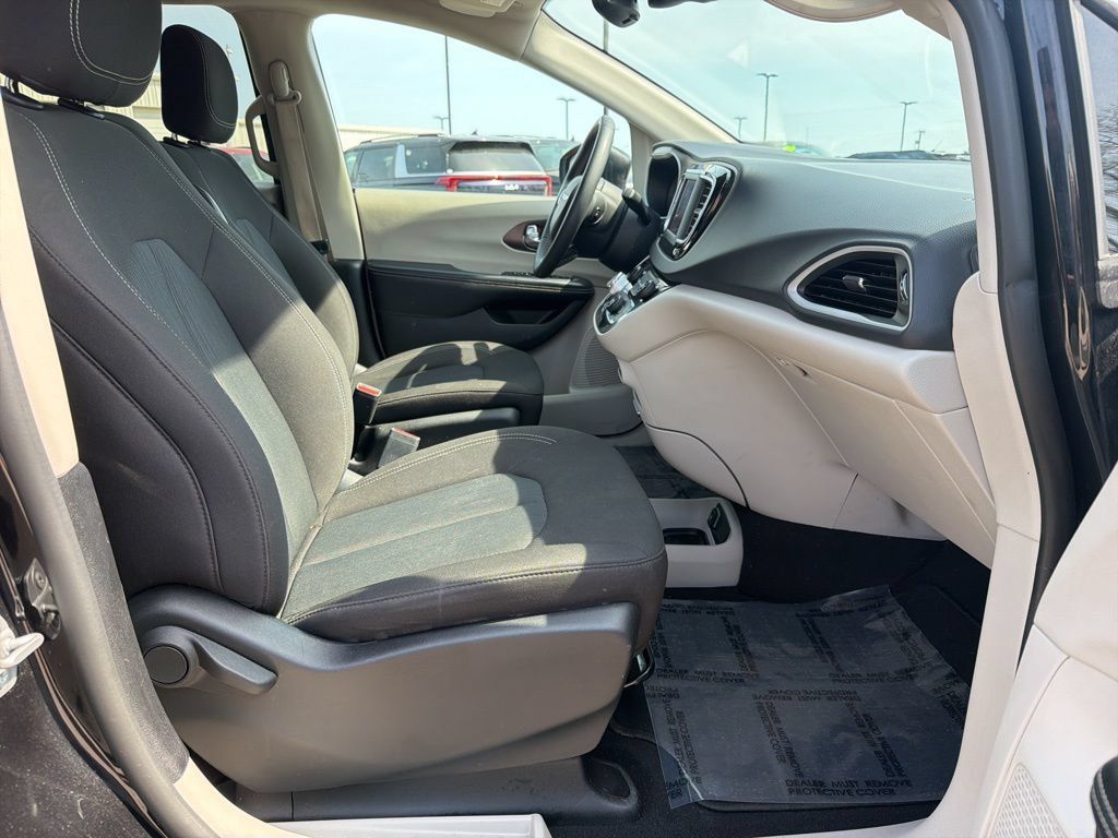 Used 2023 Chrysler Voyager LX FWD image 29