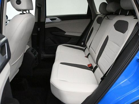 Used 2025 Volkswagen Taos SE w/ Panoramic Sunroof Package image 9