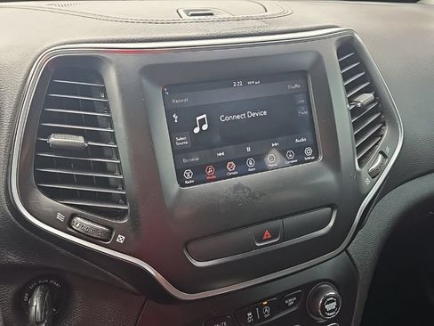 Used 2019 Jeep Cherokee Latitude w/ Popular Appearance Group AWD/4WD image 19