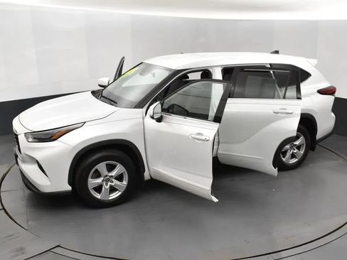 Used 2022 Toyota Highlander LE AWD/4WD image 7