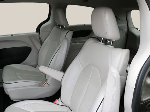 Used 2018 Chrysler Pacifica Limited w/ Advanced Safetytec Group FWD image 16