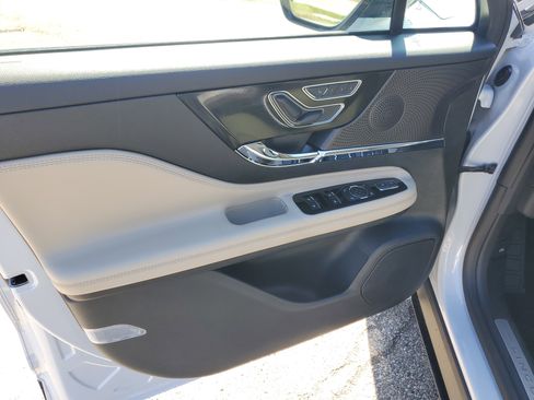 Certified 2025 Lincoln Corsair AWD w/ Equipment Group 101A image 10