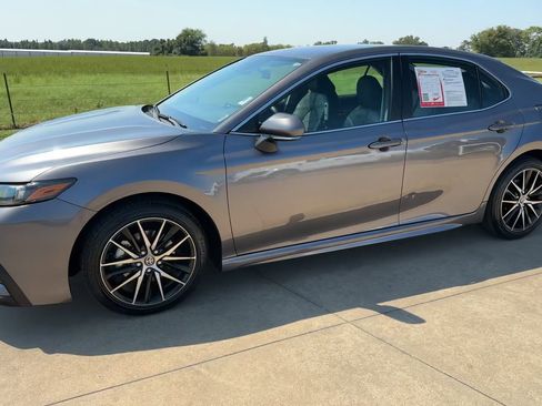 Used 2024 Toyota Camry SE image 5