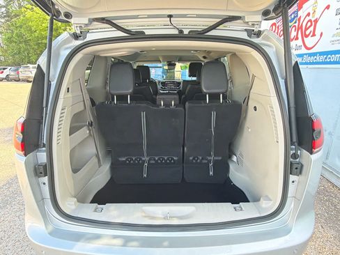 Used 2024 Chrysler Pacifica Touring-L FWD image 16