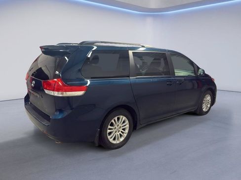 Used 2012 Toyota Sienna XLE w/ Entertainment Pkg FWD image 8