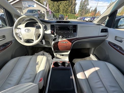 Used 2014 Toyota Sienna XLE image 15