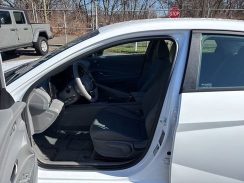 Certified 2025 Hyundai Elantra Sport image 21