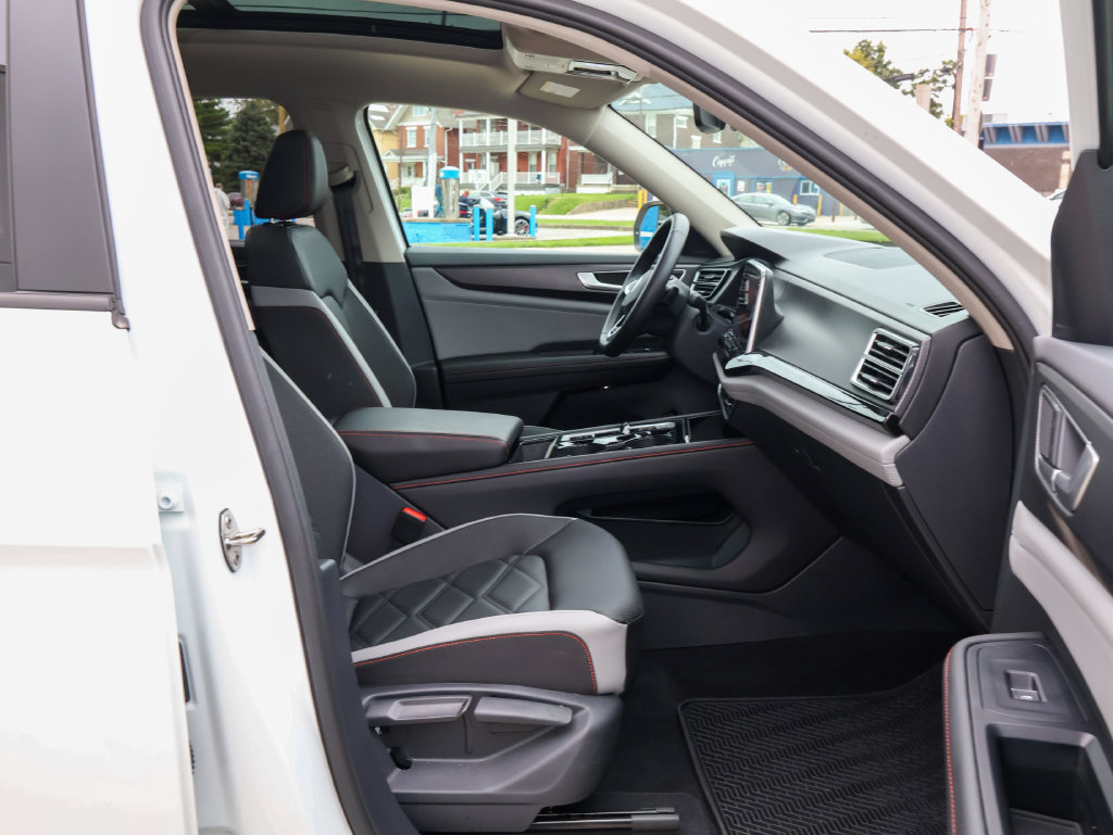 Used 2025 Volkswagen Atlas Peak Edition SE AWD/4WD image 32