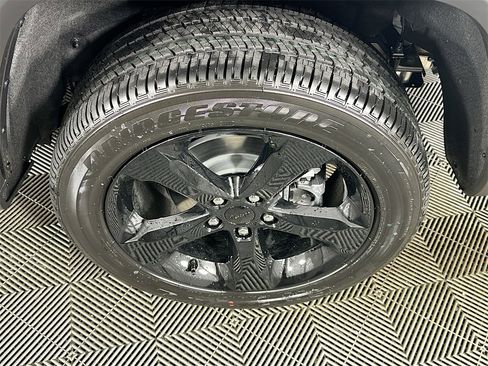 New 2025 Jeep Grand Cherokee Altitude image 16