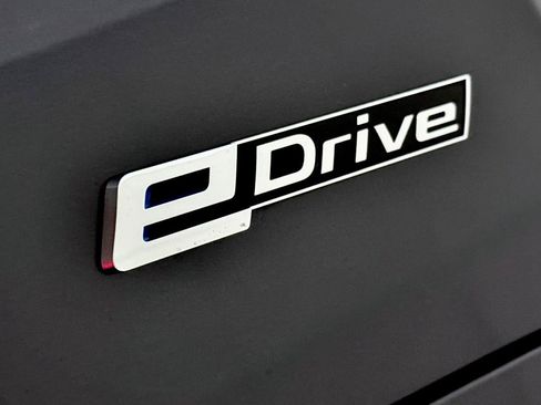 Used 2018 BMW 530e xDrive w/ Premium Package 2 AWD/4WD image 16