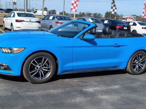 Used 2017 Ford Mustang Premium image 4