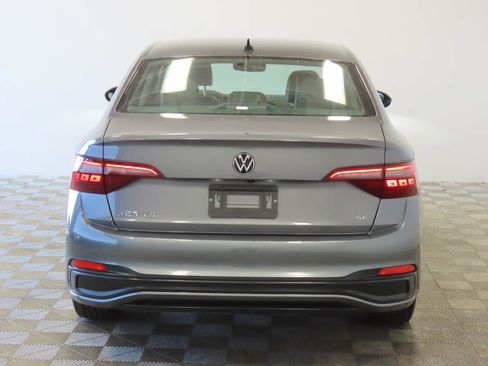 Used 2024 Volkswagen Jetta SE FWD image 4