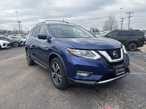 Used 2019 Nissan Rogue SV w/ Premium Package image 3