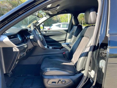 Used 2023 Jeep Grand Cherokee L Laredo image 12