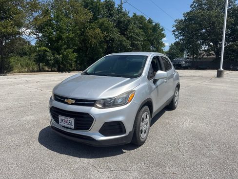 Used 2017 Chevrolet Trax LS FWD image 1