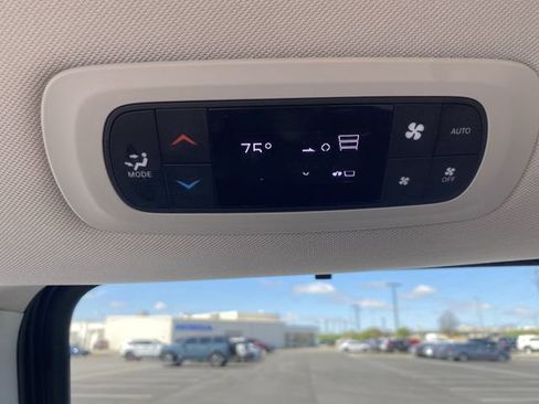 Used 2024 Chrysler Pacifica Touring-L image 21