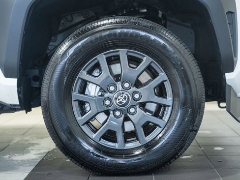 Used 2025 Toyota 4Runner SR5 AWD/4WD image 17