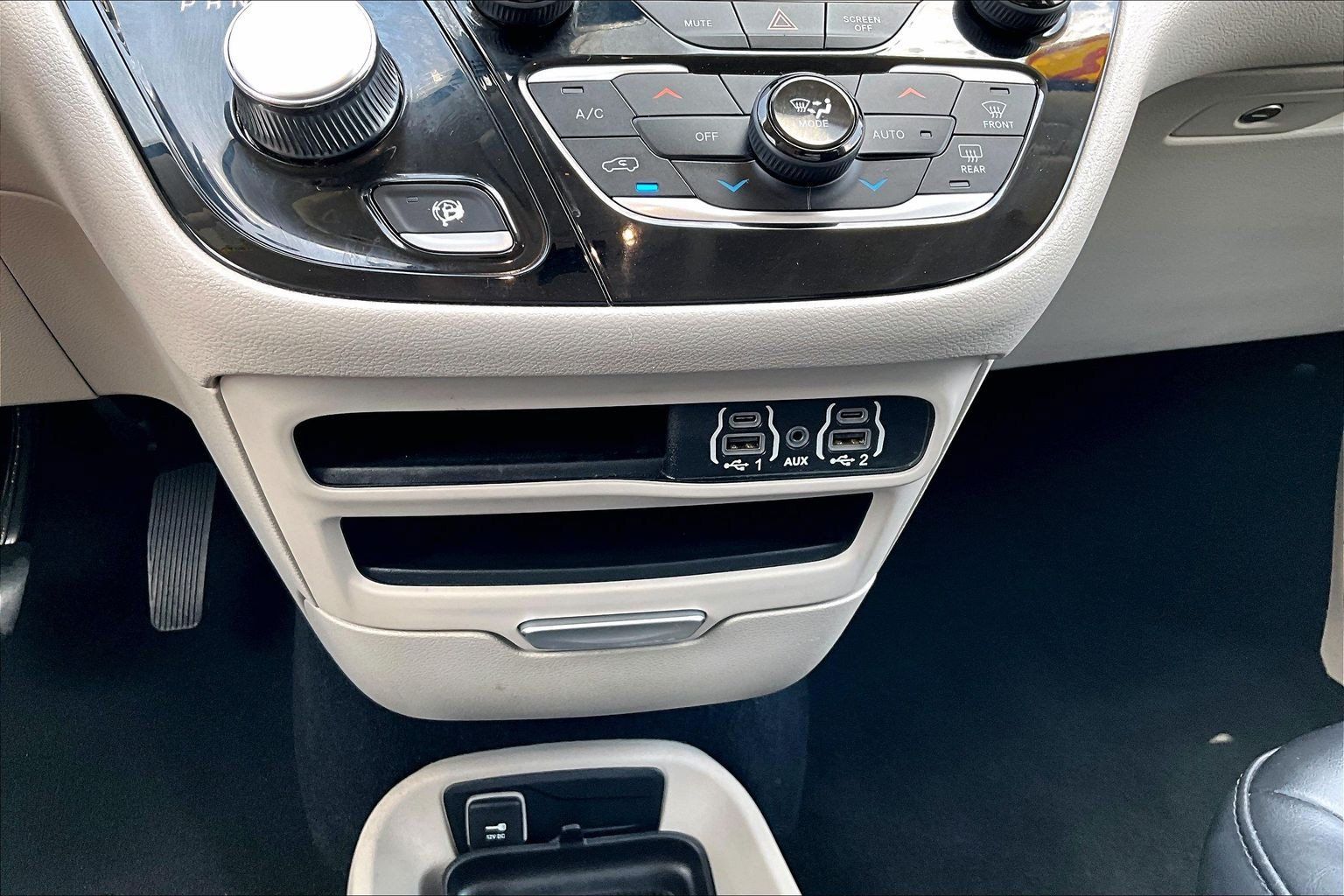 Used 2023 Chrysler Pacifica Touring-L FWD image 25