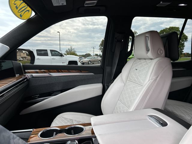 Used 2025 Cadillac Escalade Sport Platinum w/ LPO, Floor Liner Package AWD/4WD image 43