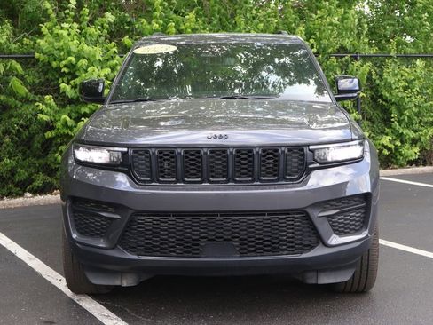 Used 2023 Jeep Grand Cherokee Altitude AWD/4WD image 2