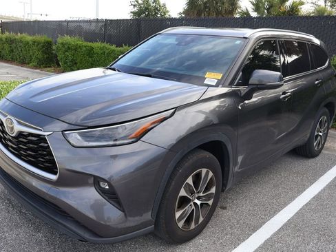 Used 2021 Toyota Highlander XLE image 2