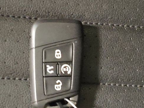 Used 2022 Volkswagen Tiguan SE image 32