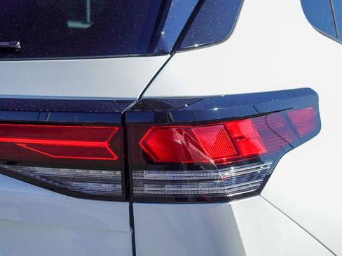 New 2026 Volkswagen Tiguan SE R-Line image 8