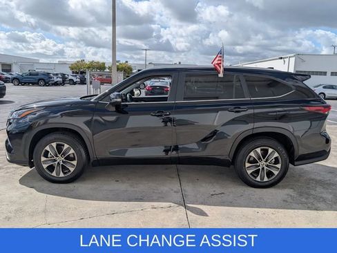 Used 2024 Toyota Highlander XLE image 4