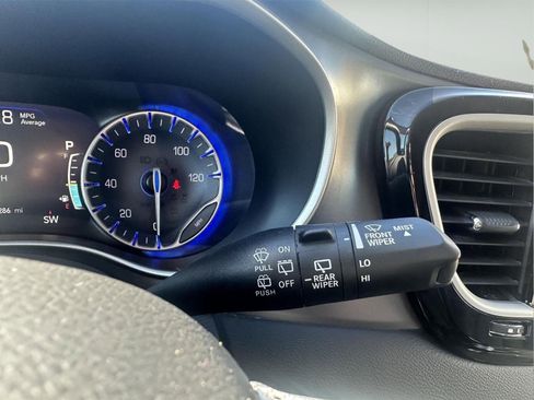 Used 2024 Chrysler Pacifica Touring-L image 17