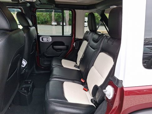 Used 2021 Jeep Wrangler Islander image 10