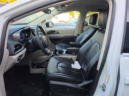 Used 2024 Chrysler Pacifica Limited FWD image 8