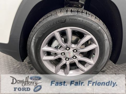 Used 2024 GMC Terrain SLT image 19