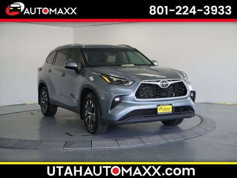 Used 2022 Toyota Highlander XLE AWD/4WD image 1