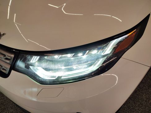 Used 2018 Land Rover Discovery HSE Luxury image 11