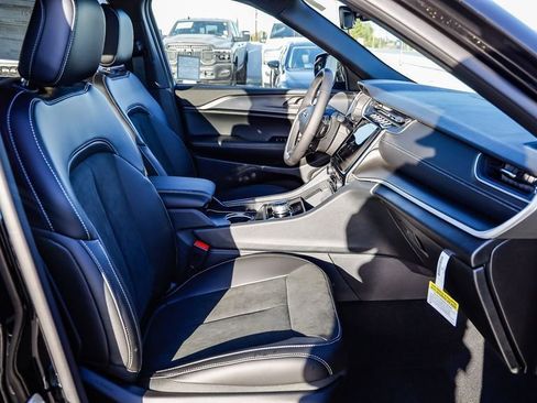 New 2025 Jeep Grand Cherokee L Altitude image 18